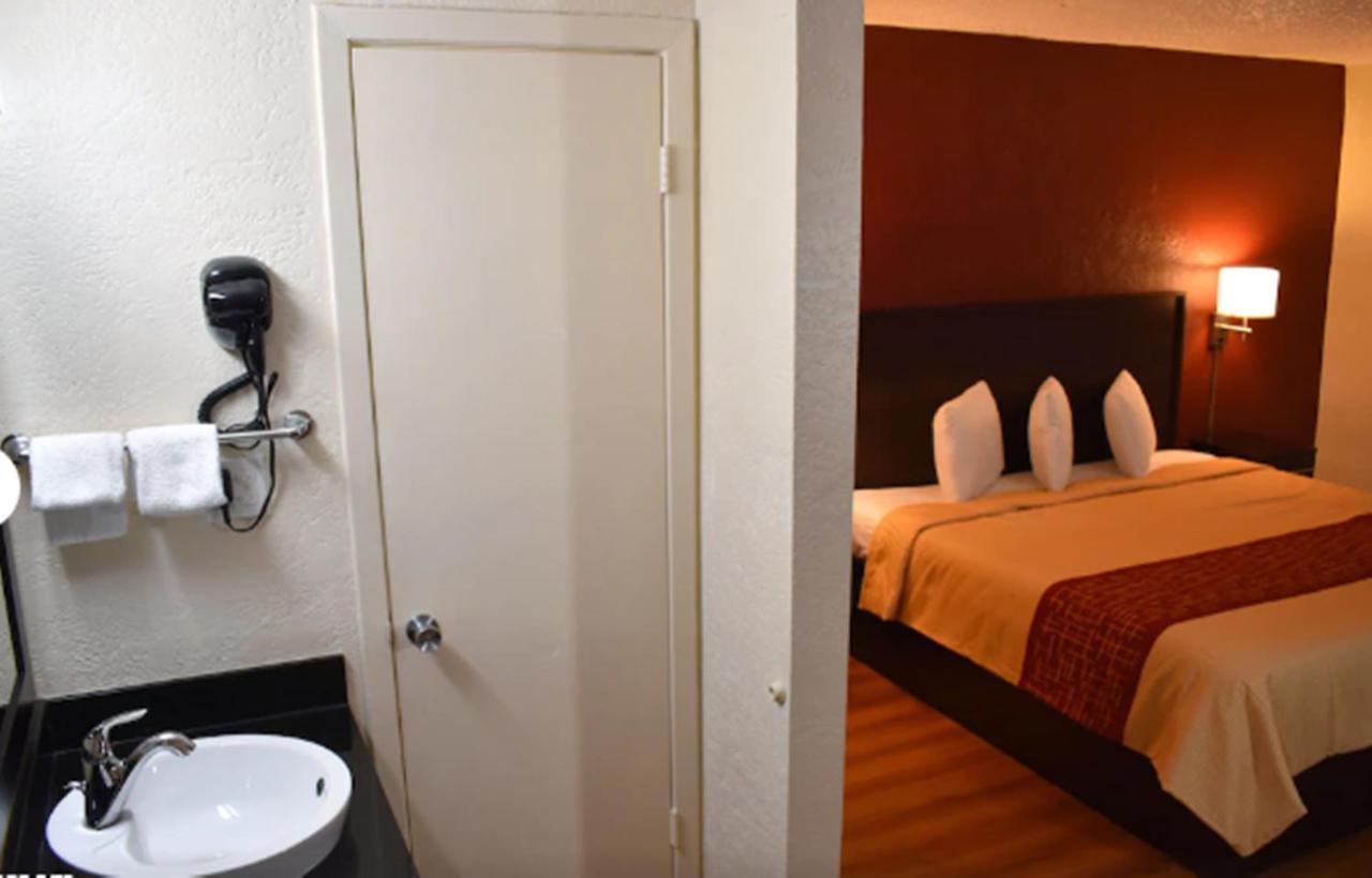 Red Roof Inn San Antonio Northeast - Rittiman Rd ภายนอก รูปภาพ