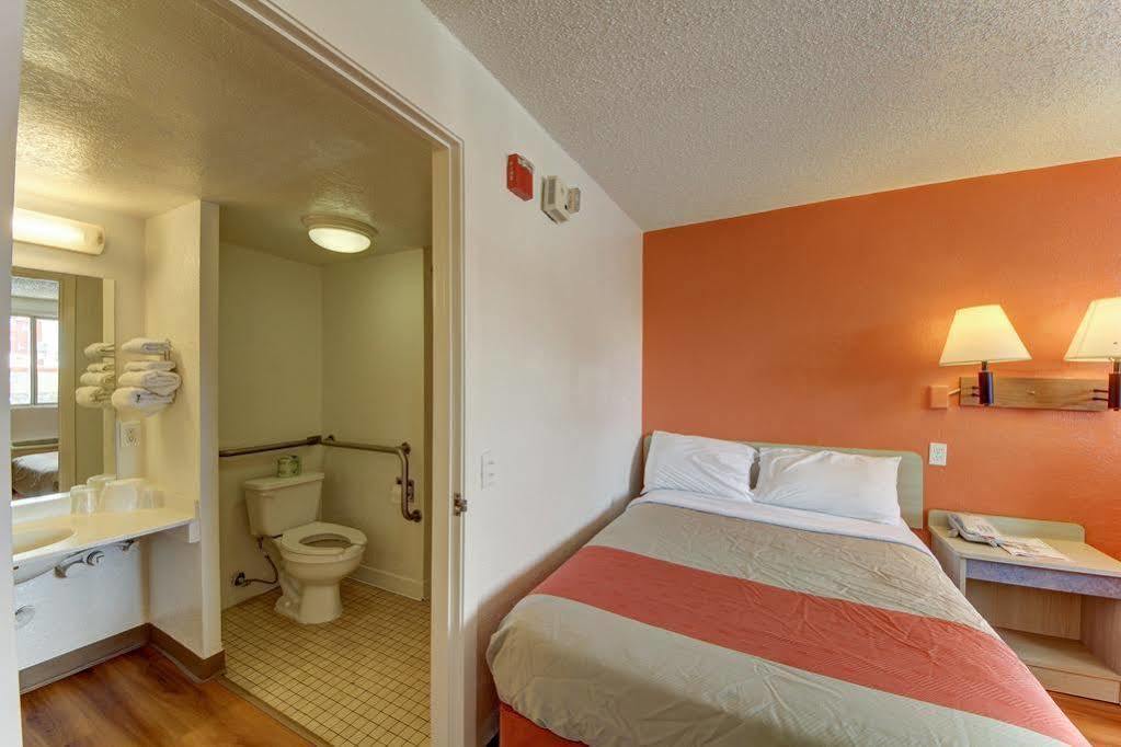 Red Roof Inn San Antonio Northeast - Rittiman Rd ภายนอก รูปภาพ